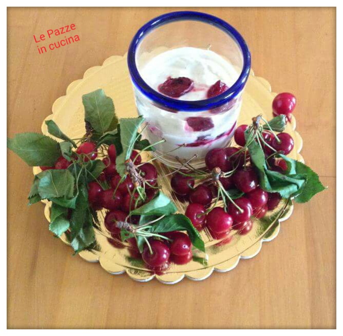 Coppa di ciliegie del picchiatello