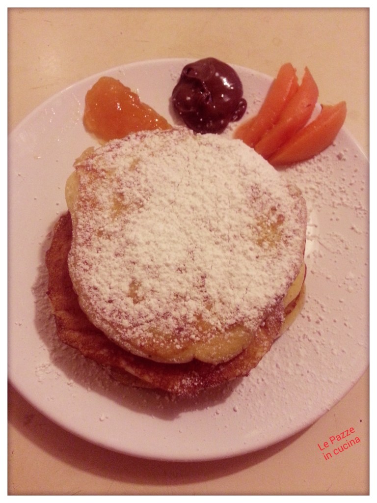 Pancakes dolci con marmellata e cioccolata